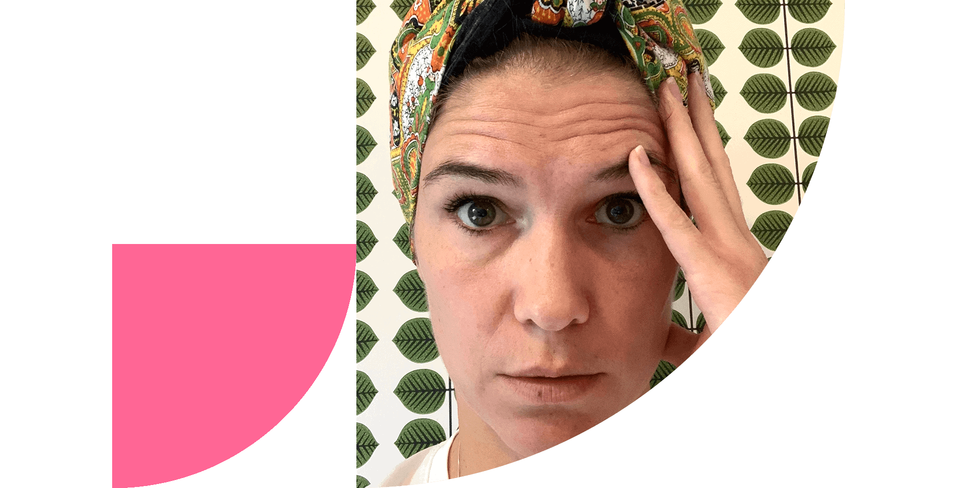 Ett porträtt av Marie som lider av migrän mot en blommig fondvägg.