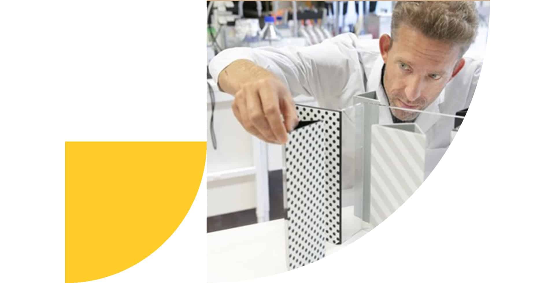 David Engblom monterar en burn i ett labb.