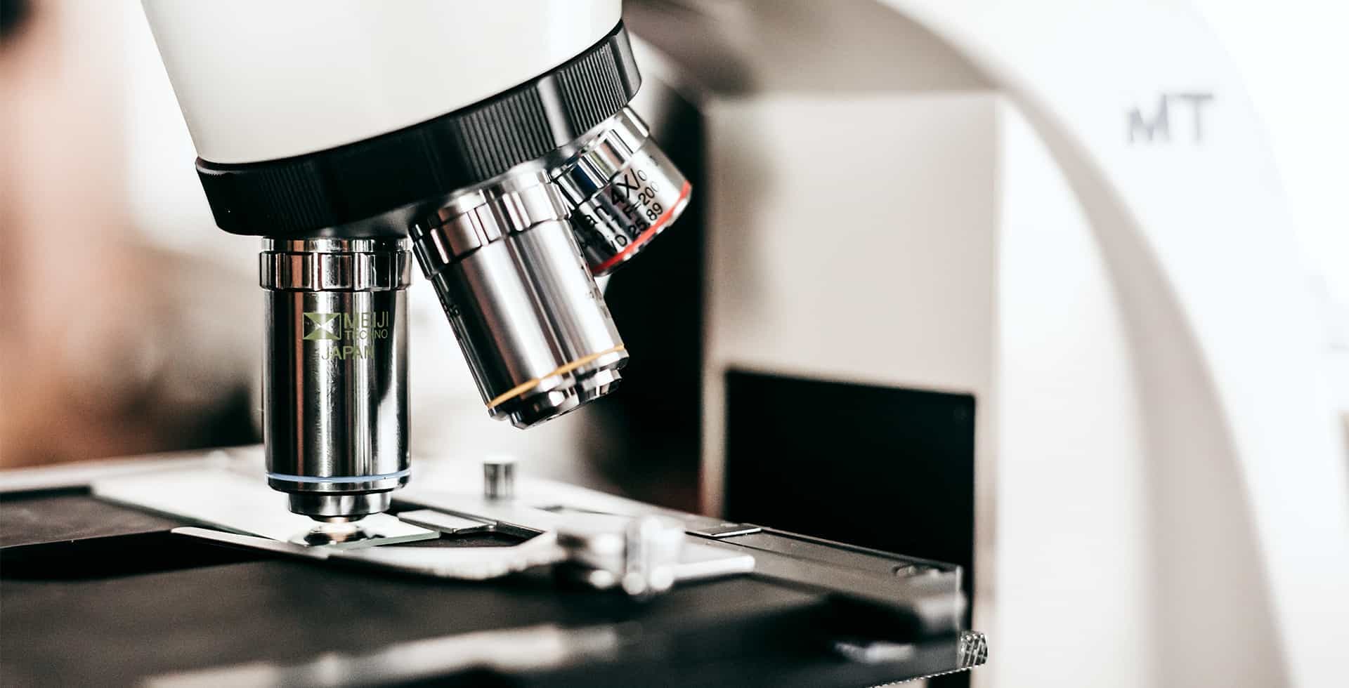 Närbild på ett mikroskop.