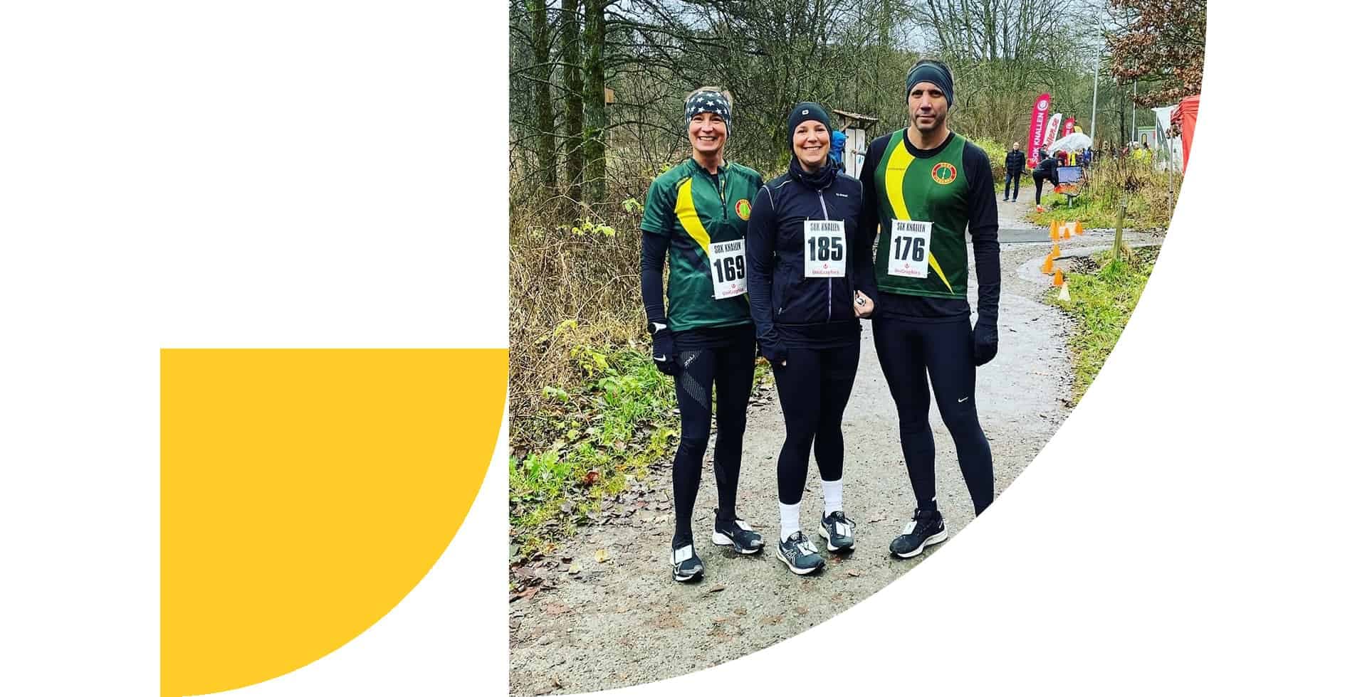 Tre personer i löparkläder med nummerlapp på bröstet.