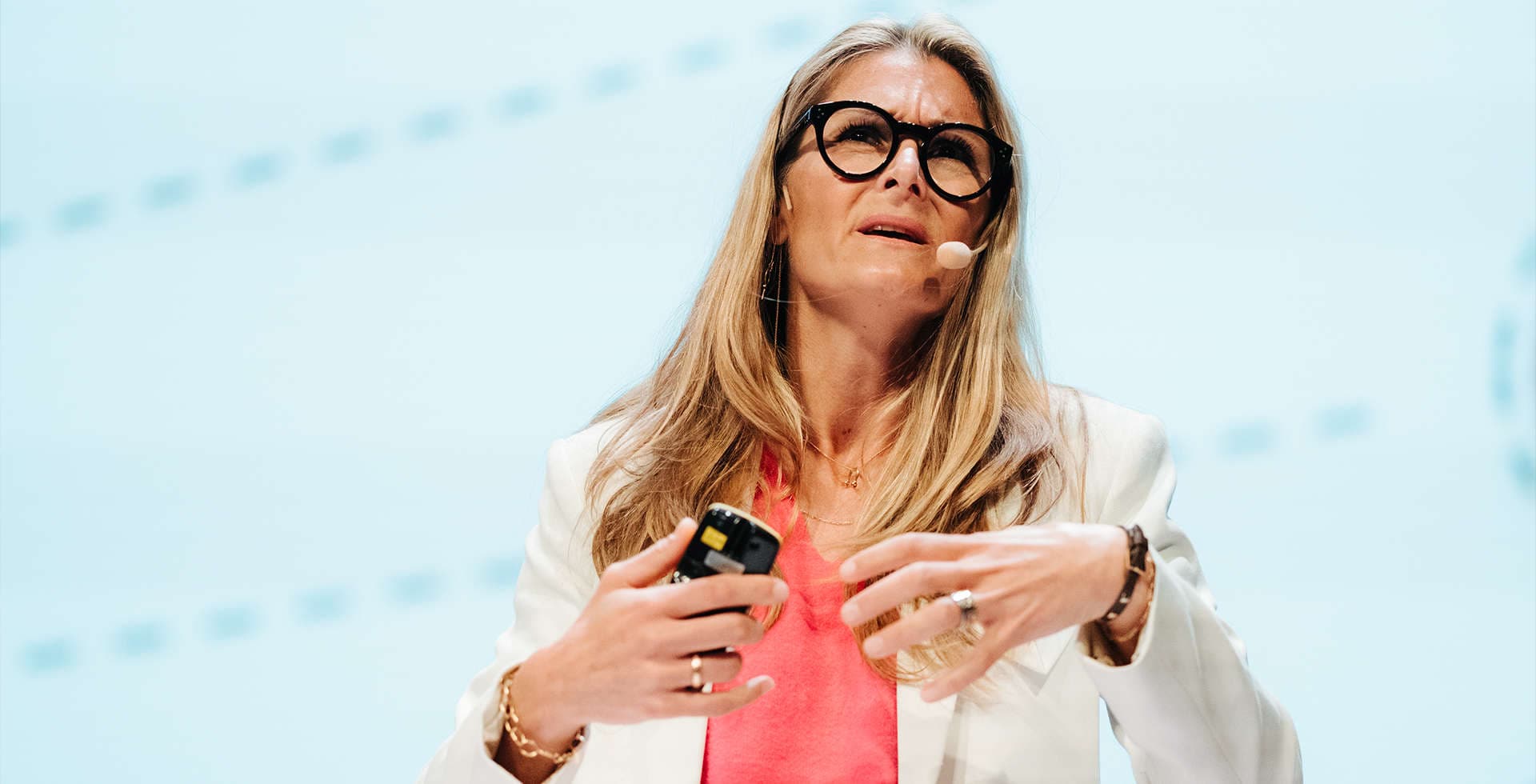 Lotta Borg Skoglund står på en scen under Hjärnans Dag 2023 och föreläser om ADHD.