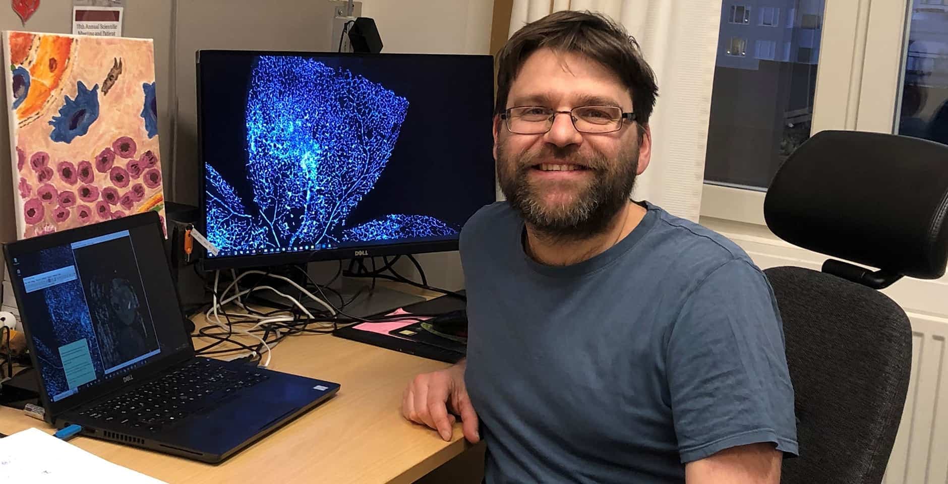 Hjärnforskaren Ross Smith vid sitt skrivbord.