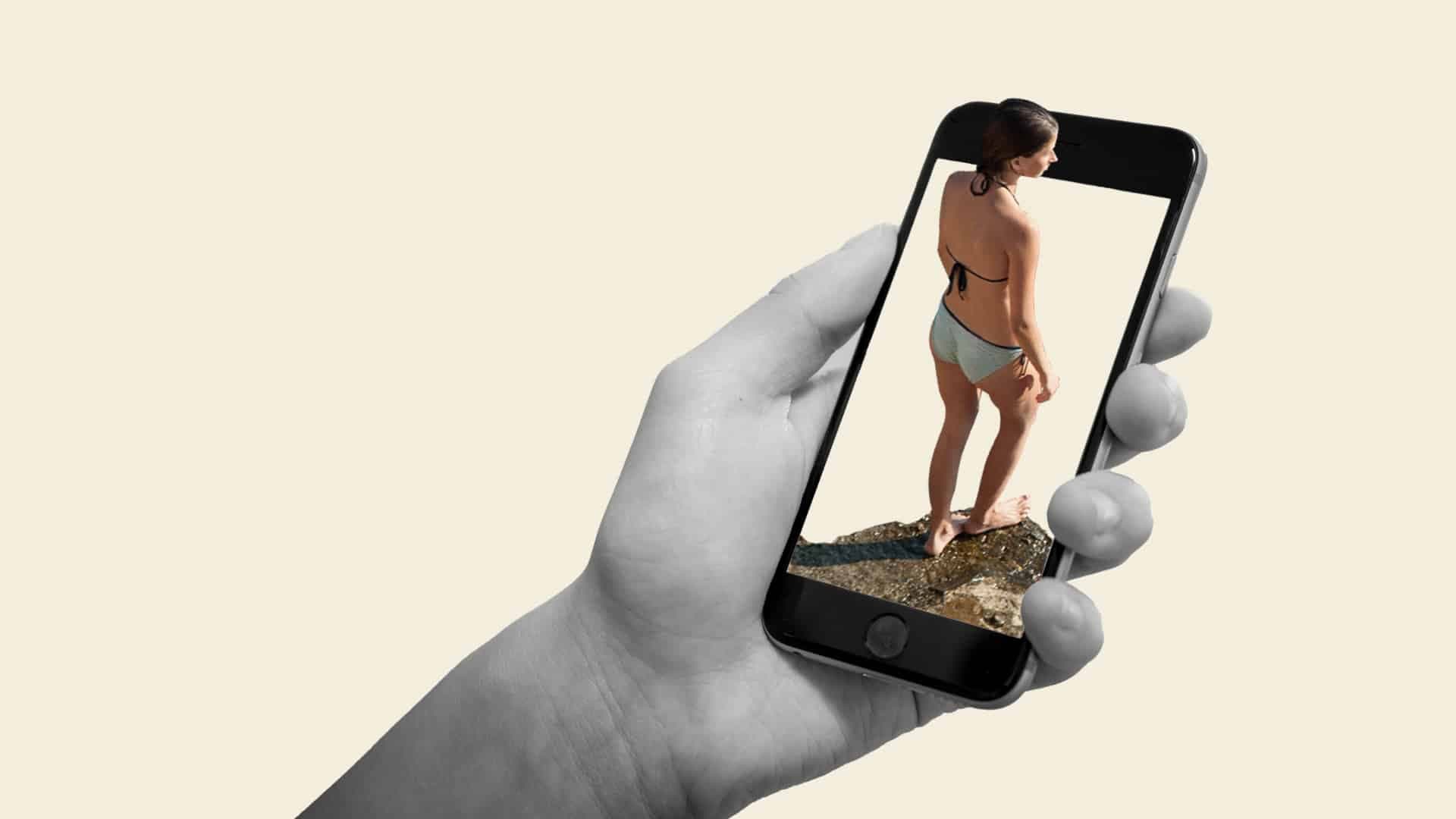 Kollage med en hand som håller en telefon där en person i badkläder sticker ut ifrån.