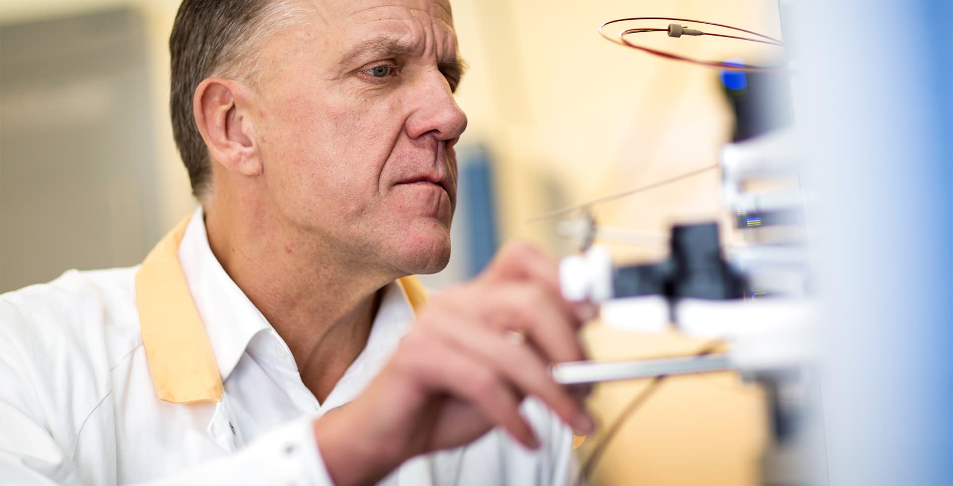 Närbild på forskaren Kaj Blennow i ett labb.