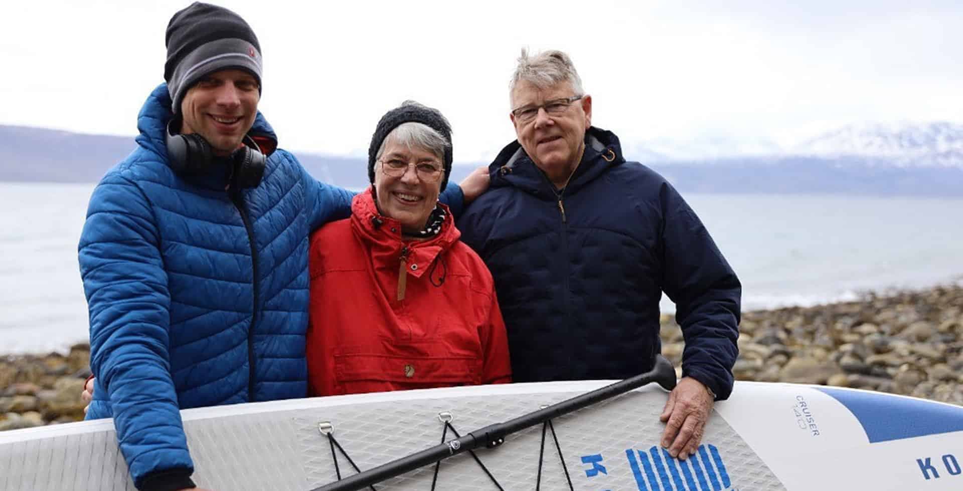 Jonas Böhlmark står tillsammans med sina föräldrar med en padleboard.