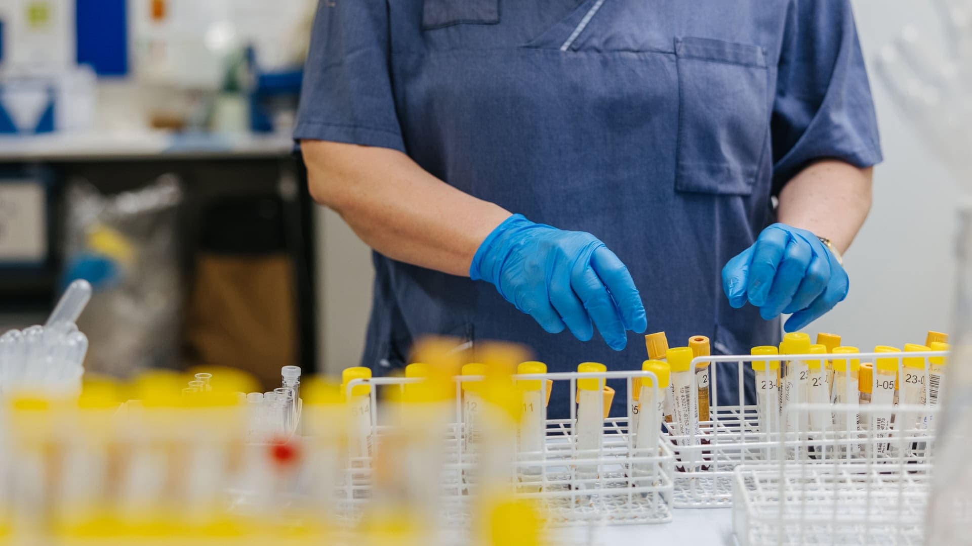 Anja Finn, biomedicinsk analytiker på Caroline Ingres labb, står bland flera provrör.