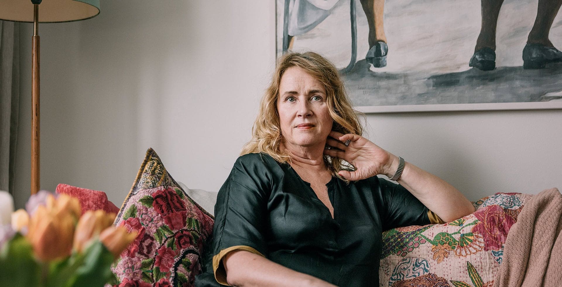 Petra Sedlinger sitter i sin soffa.