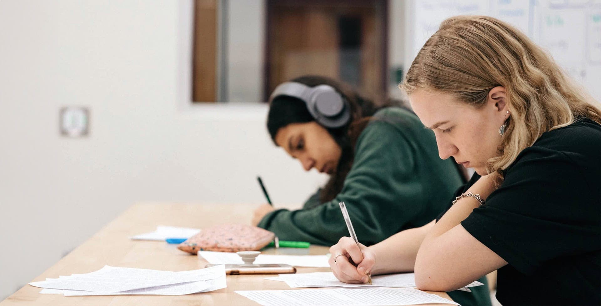 Två elever studerar.