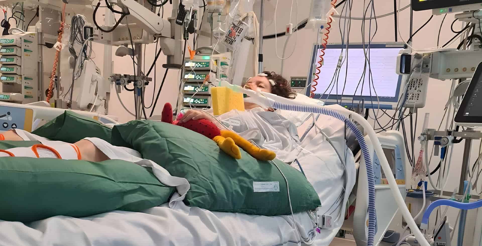 Karolin Storck ligger i en sjukhussäng med maskiner runt omkring sig.