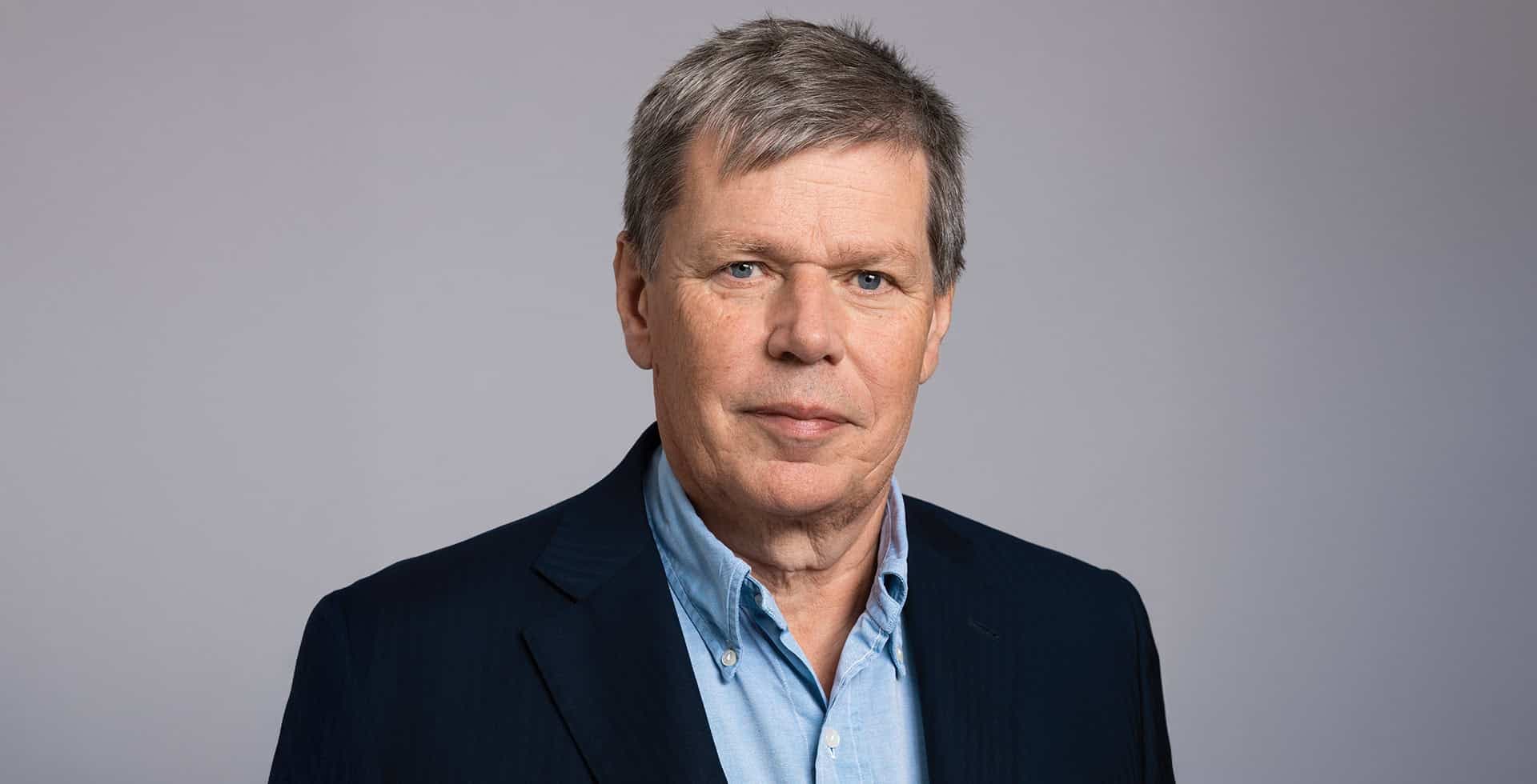 Ett porträtt på Peter Thelin, hedersdoktor vid Karolinska Institutet och ordförande i Hjärnfondens styrelse.