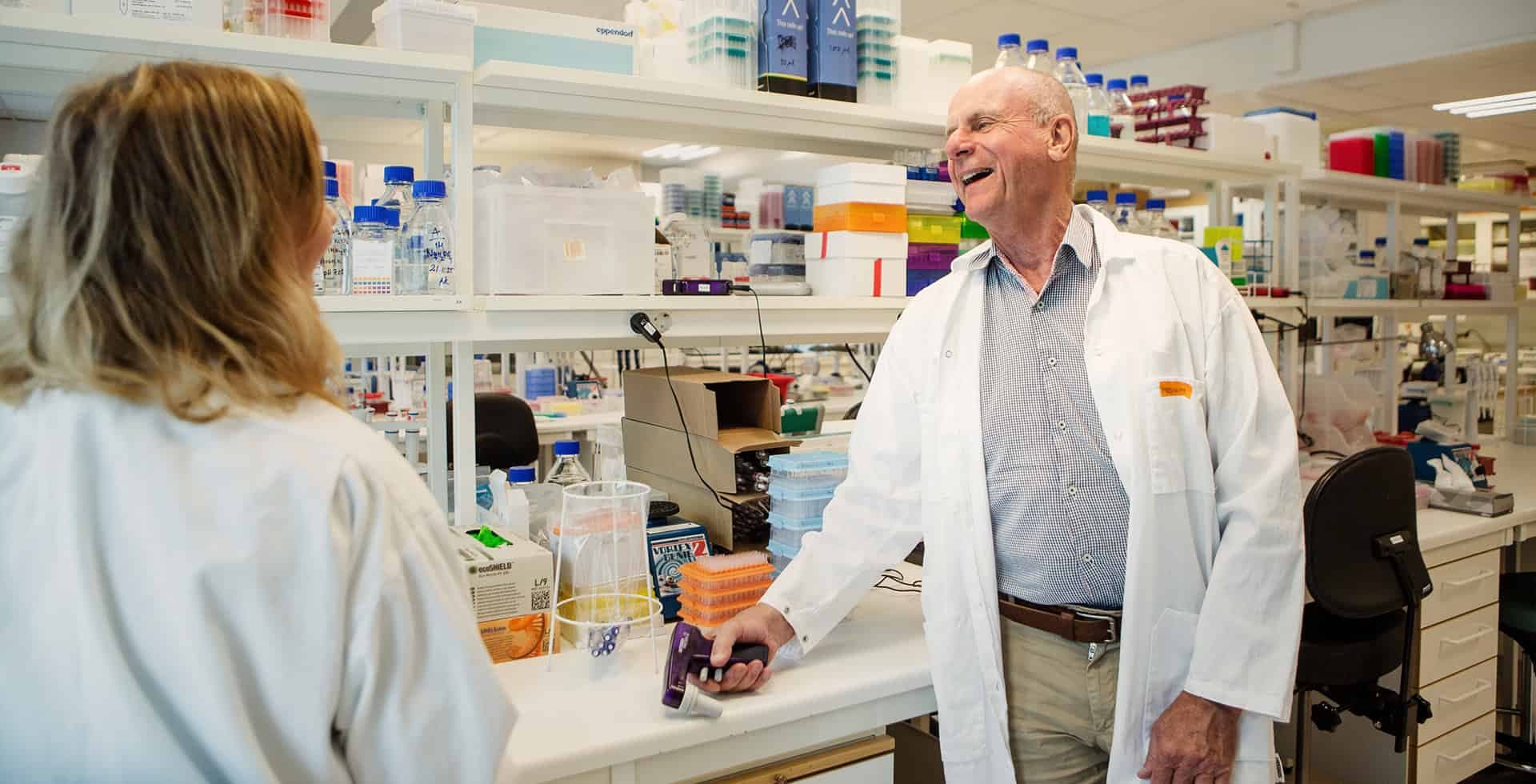 Professor Lars Lannfelt i sitt laboratorium.