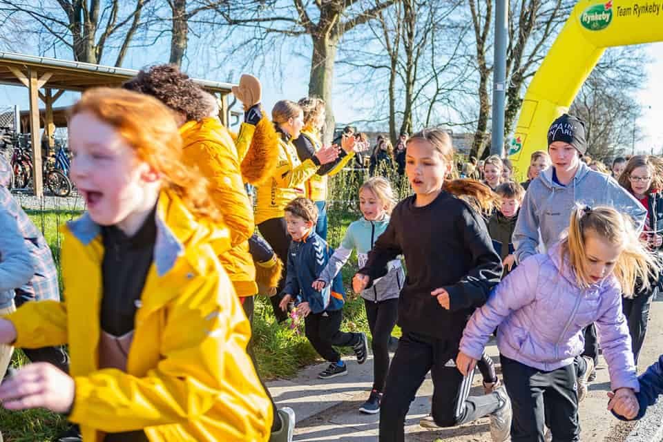 Barn som springer i skolloppet.