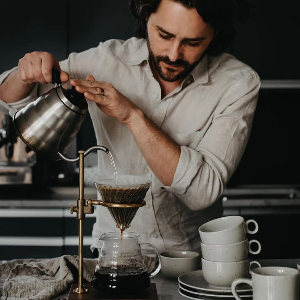 David från Svanfeldts Coffe gör kaffe med en manuell kaffebryggare.