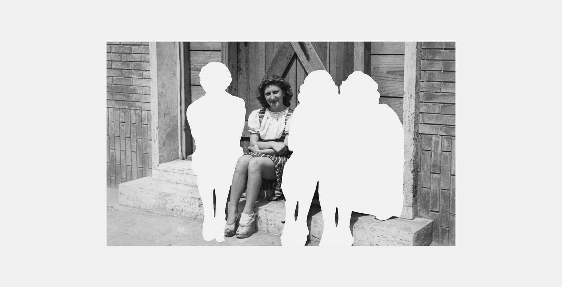 Svartvit bild med en kvinna som sitter med tre vita siluetter av personer.