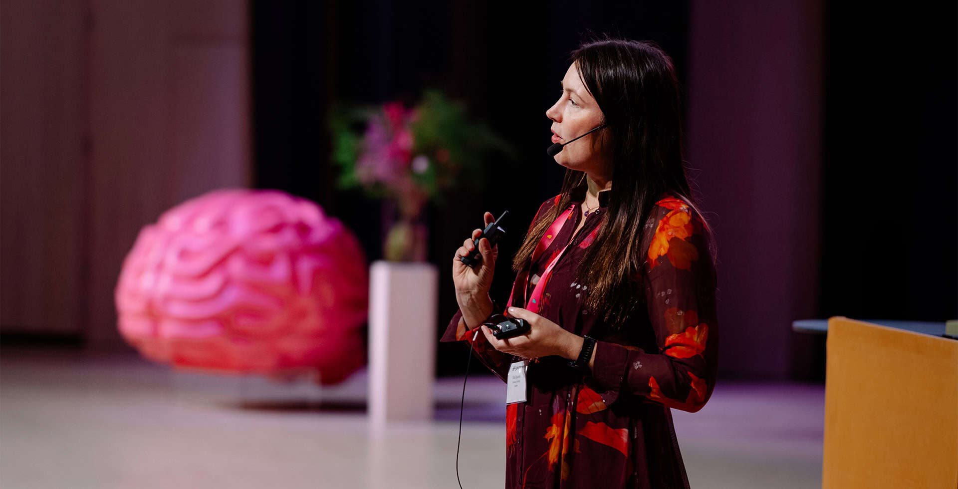 Forskare presenterar på scen vid Hjärnfondens alzheimersymposium.