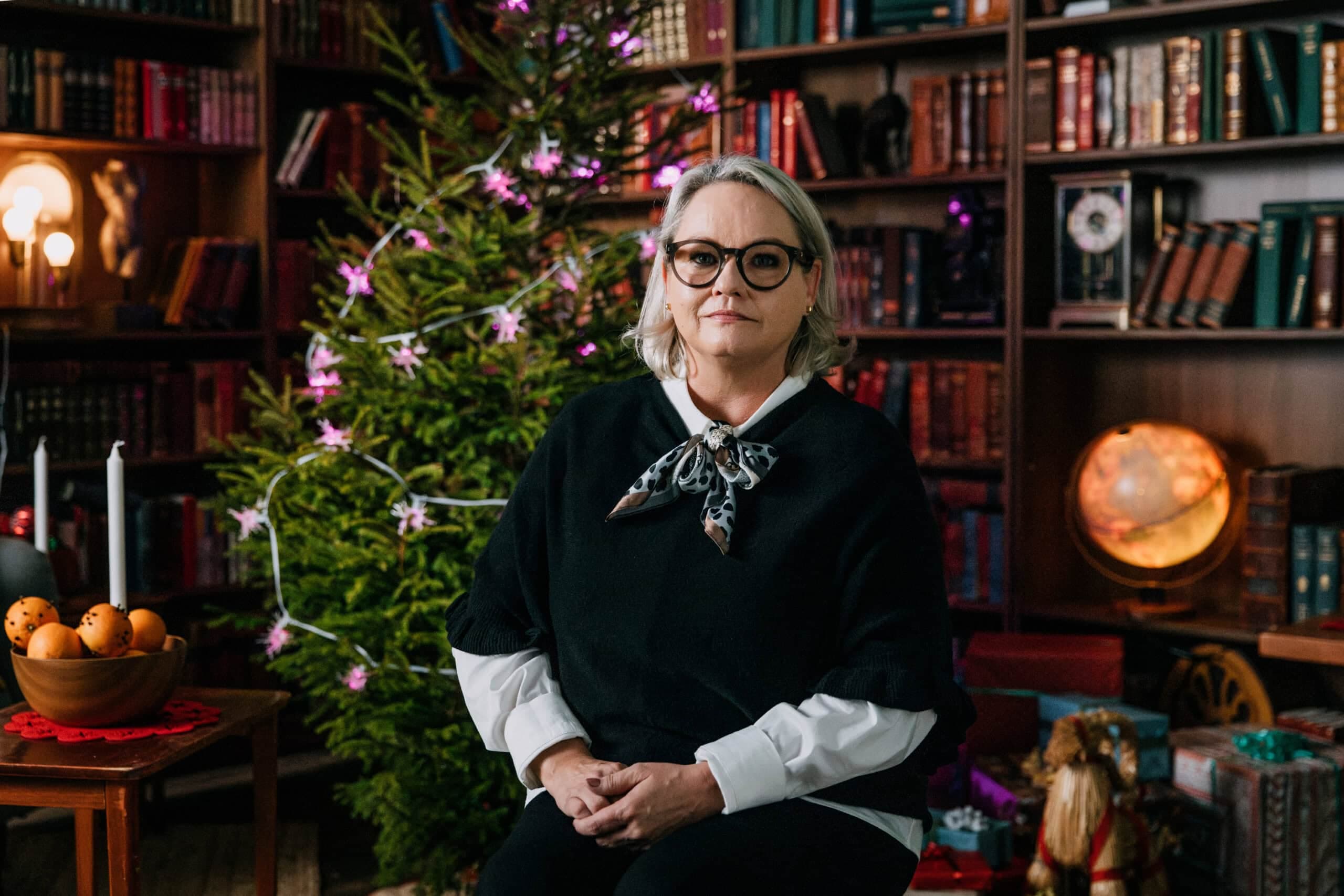 Porträtt av Jessica Söderfjord med en julig bakgrund.