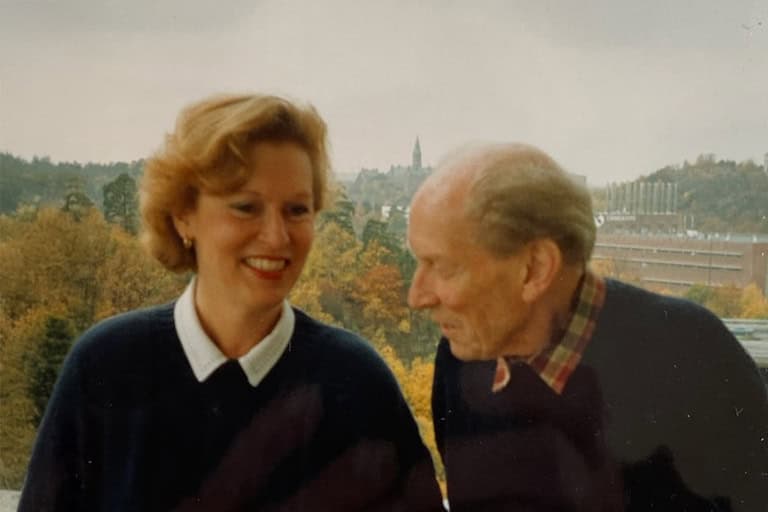 En yngre Ina Wettergrens och hennes man Ola står tillsammans utomhus och är glada.