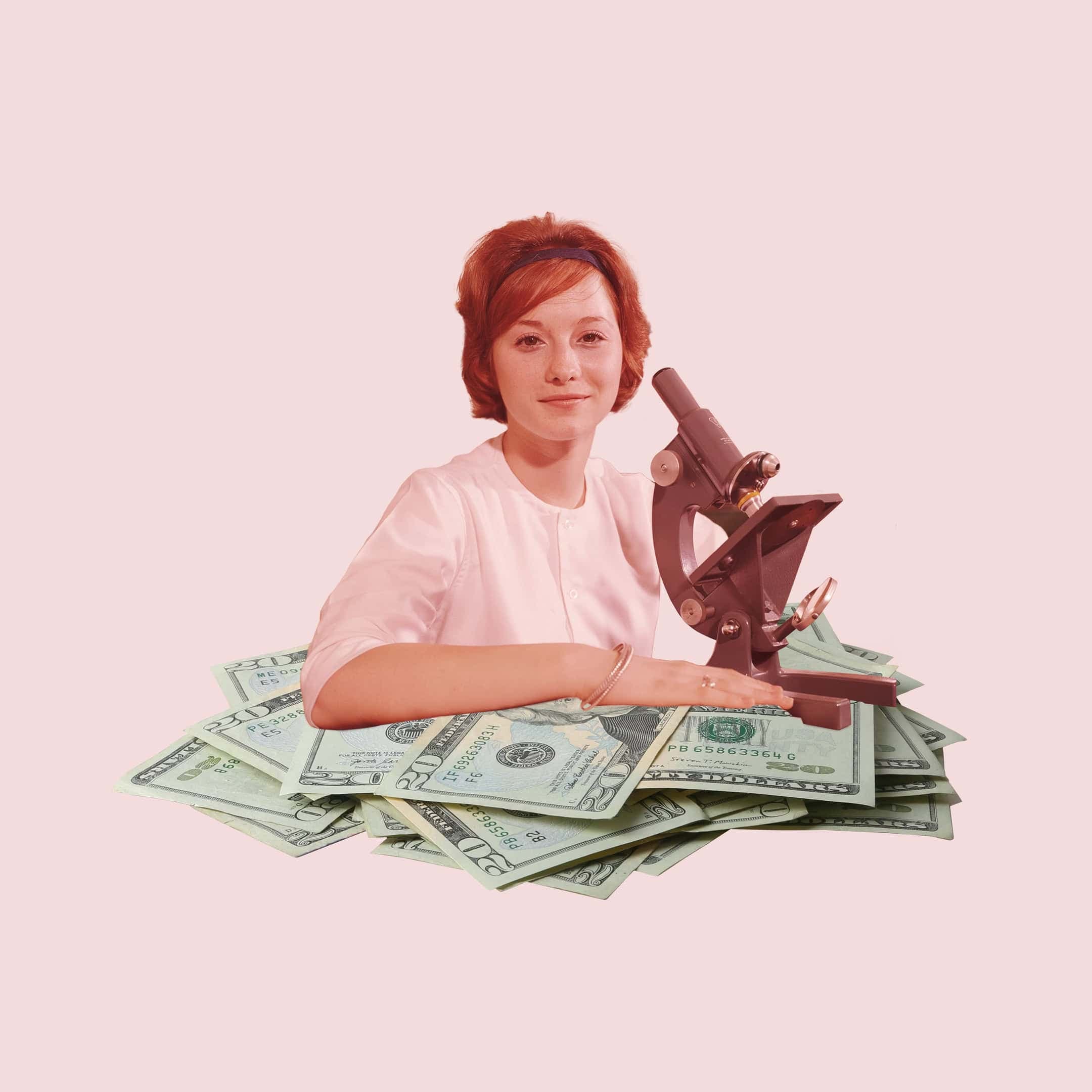 Kollage med en kvinna som sitter med ett mikroskop på en hög med sedlar.