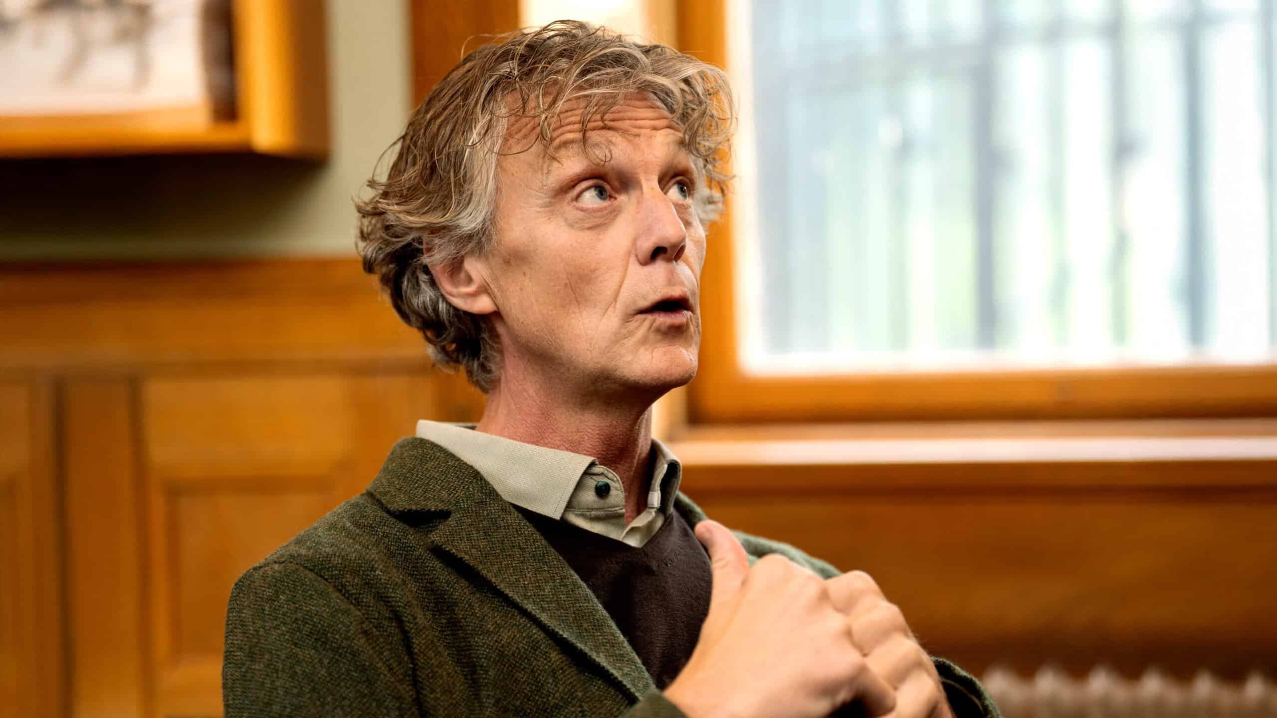 Porträtt av Mikael Landén som blickar uppåt.