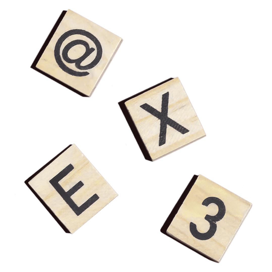 Fyra utspridda träbrickor med tecken: @, X, E och siffran 3.