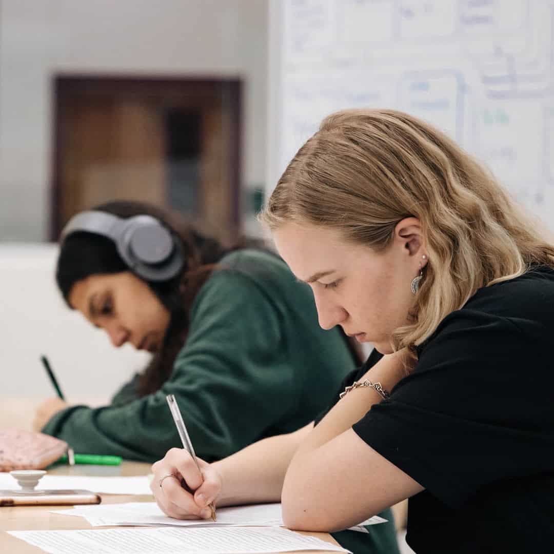 Två elever studerar.