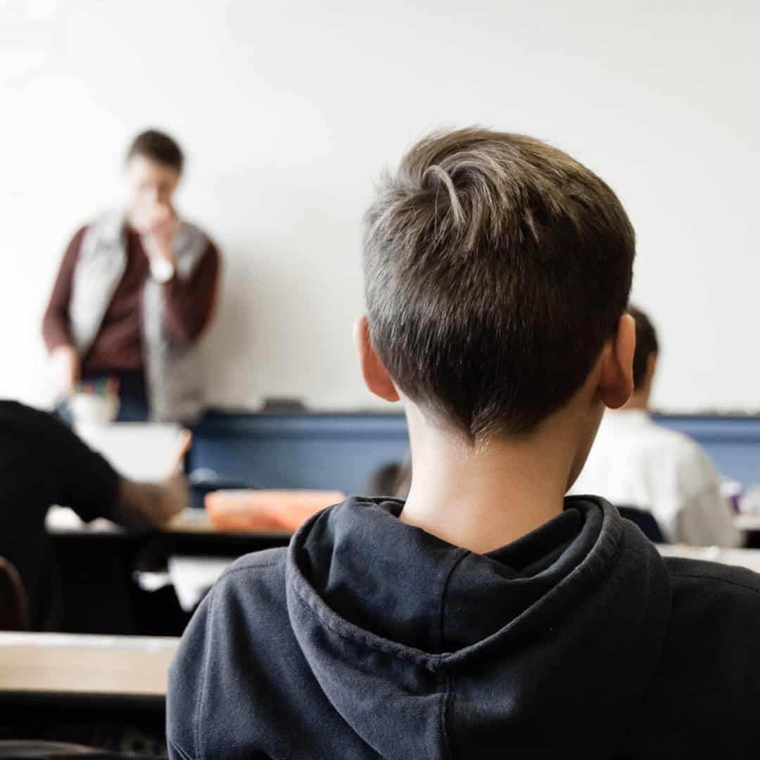 Elever och en lärare i ett klassrum.