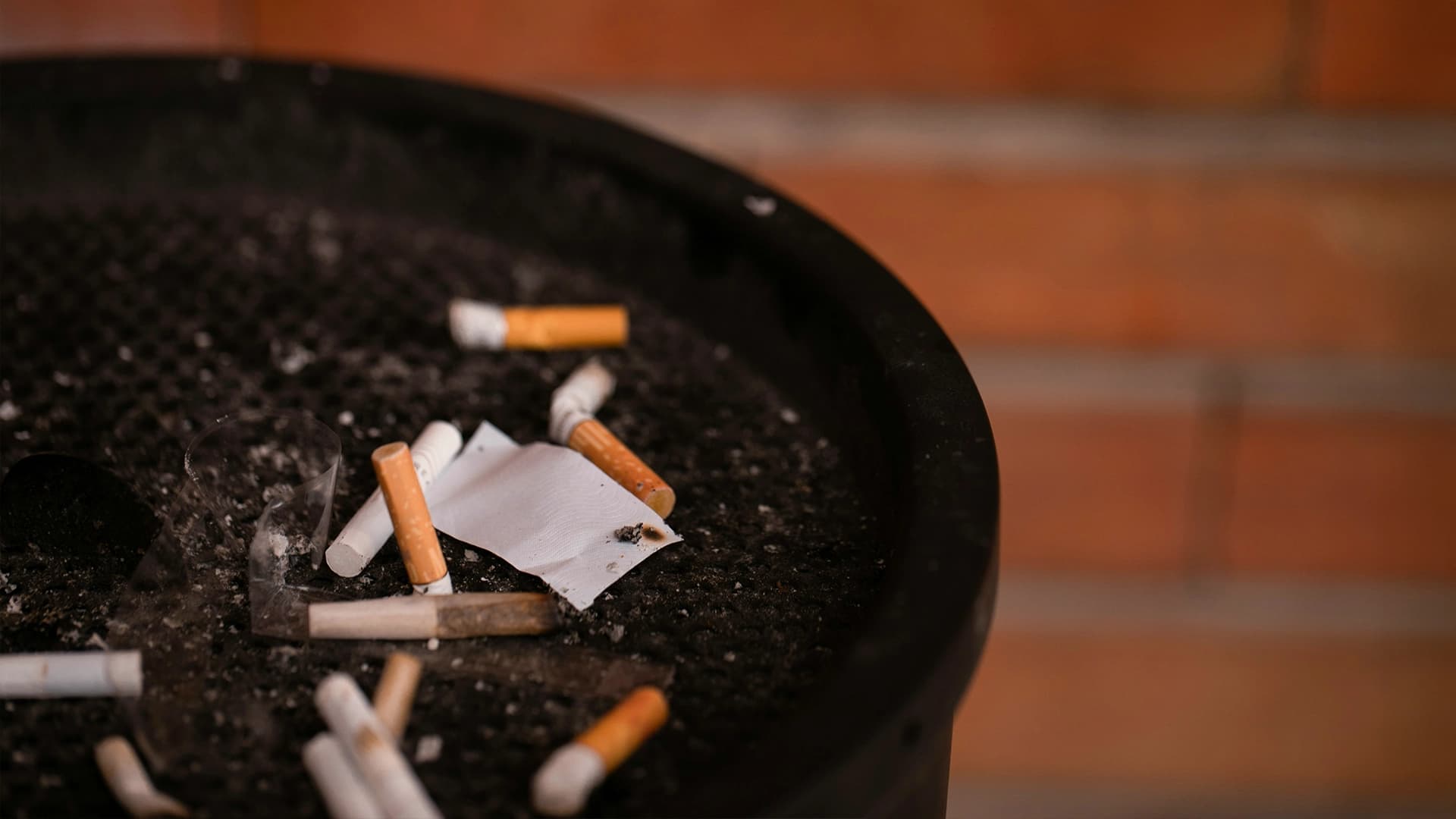 Ett askfat med cigarettfimpar.