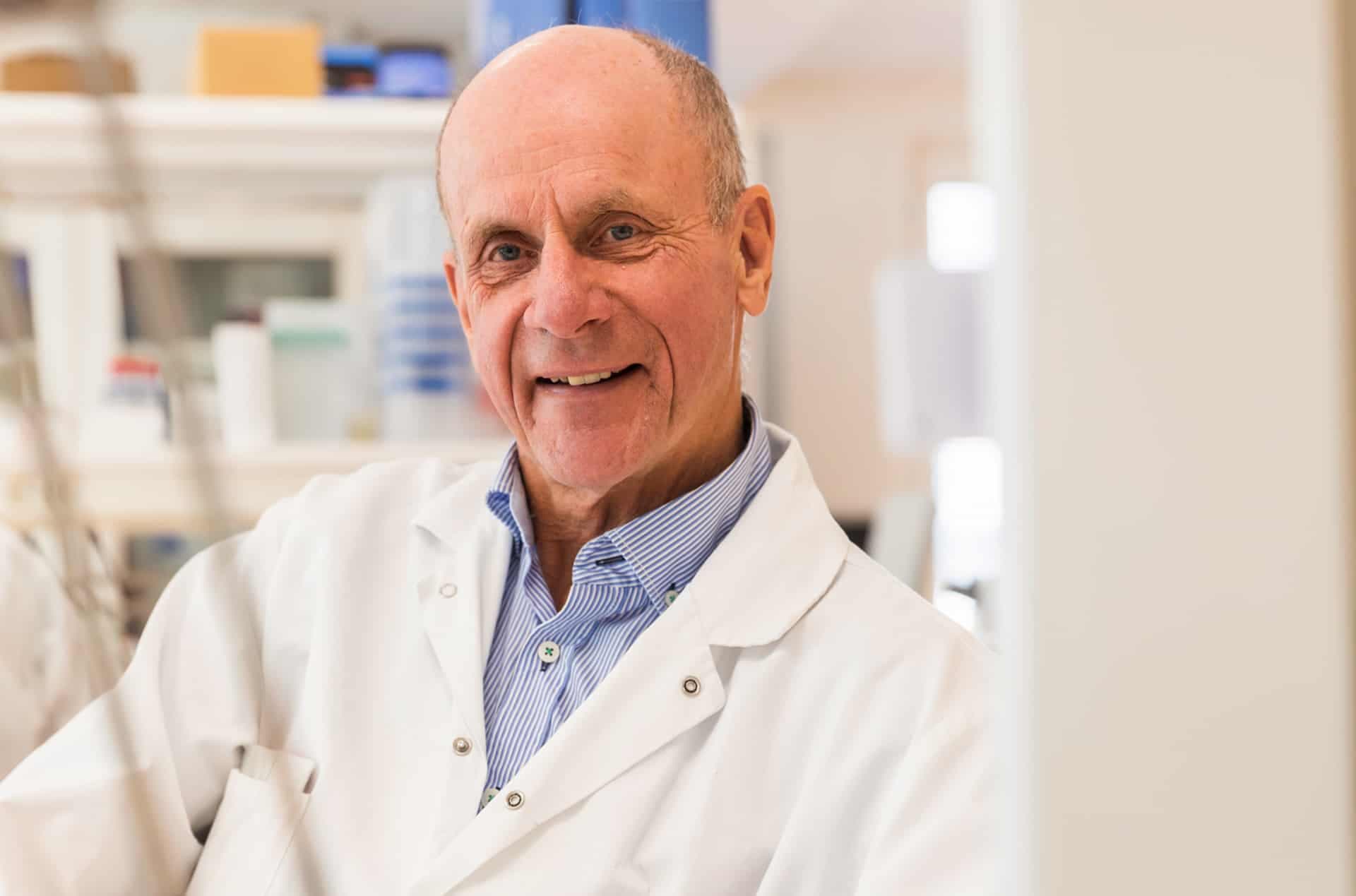Porträtt på forskaren Lars Lannfelt i ett labb.