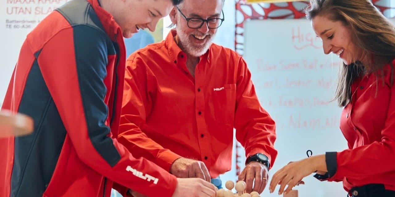 Medarbetare från Hilti står runt ett bord.